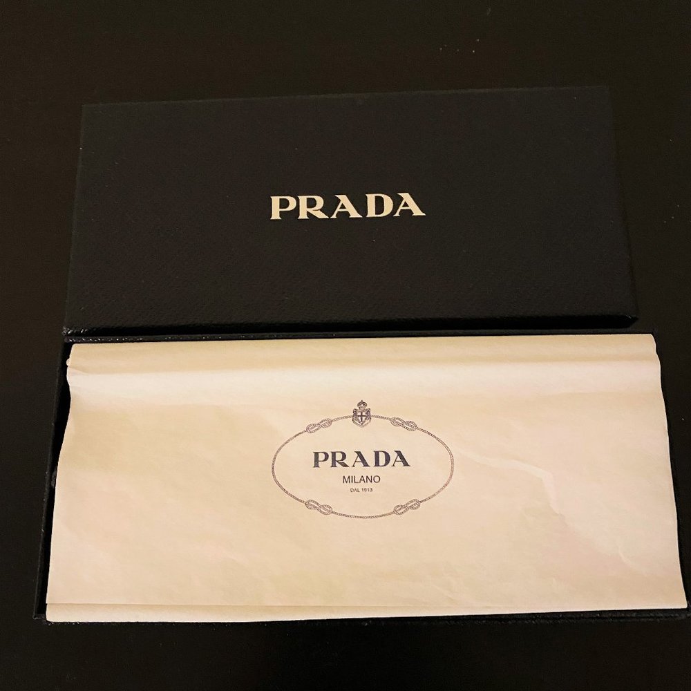 AUTHENTIC "PRADA" WOMEN'S GREY SOCKS WITH GREEN SPARKLING, IN "PRADA" GIFT BOX - Picture 8 of 9